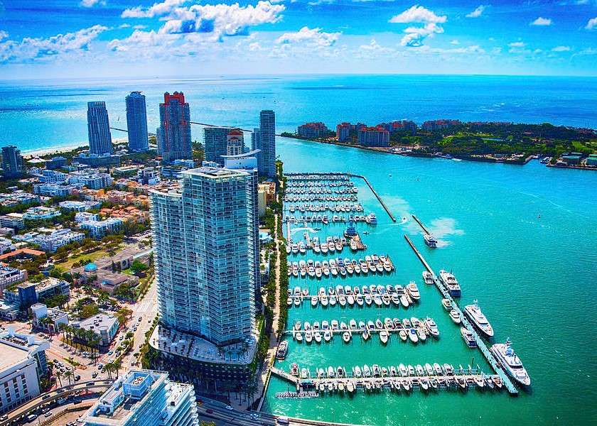 A baía com iates em Miami puzzle online