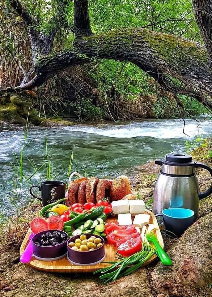 Сніданок біля річки пазл онлайн