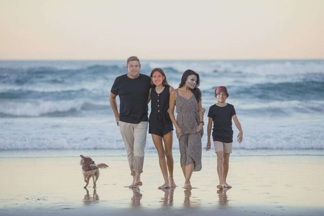 familj på stranden pussel på nätet