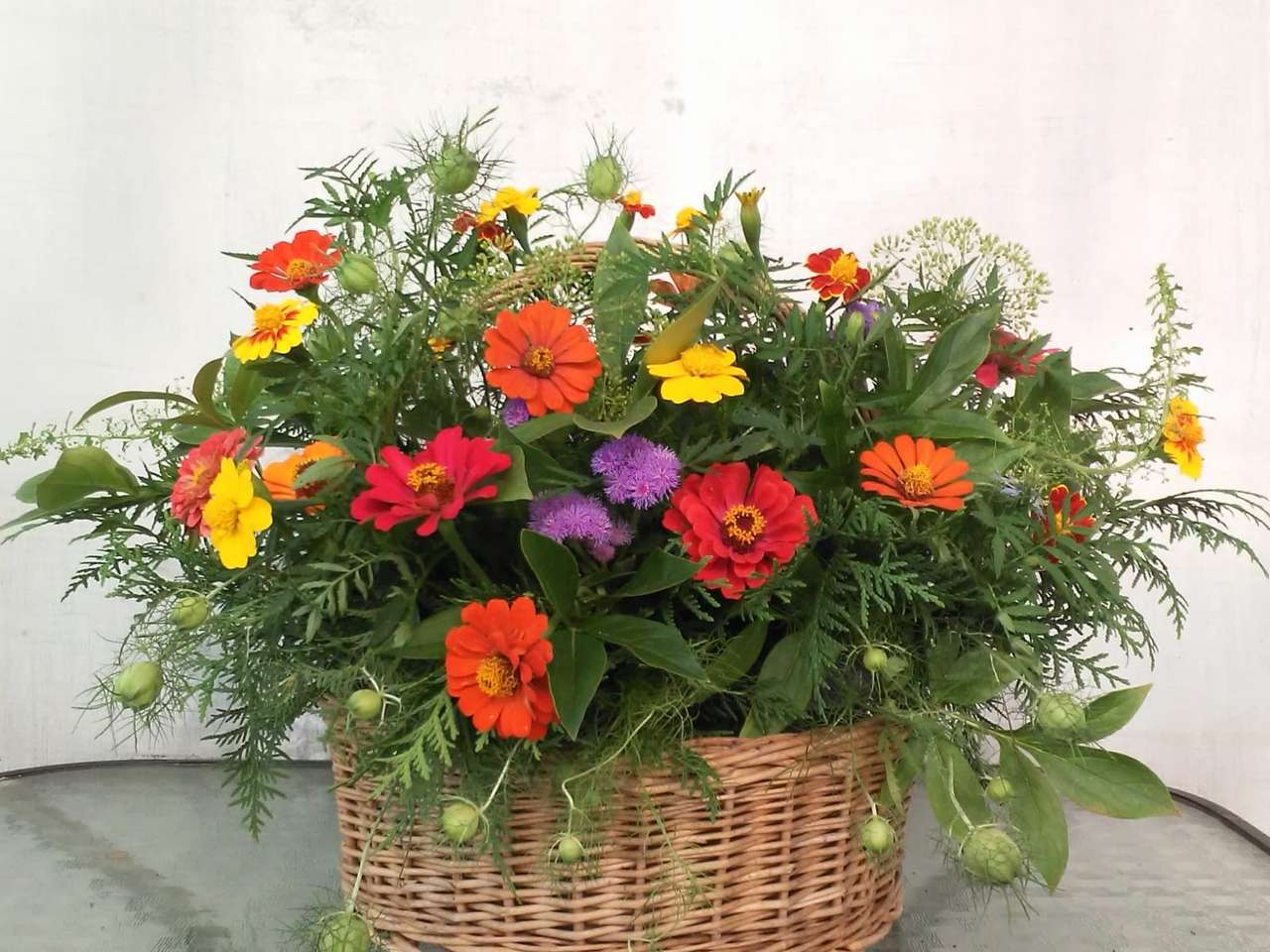 Colorful bouquet in basket online puzzle