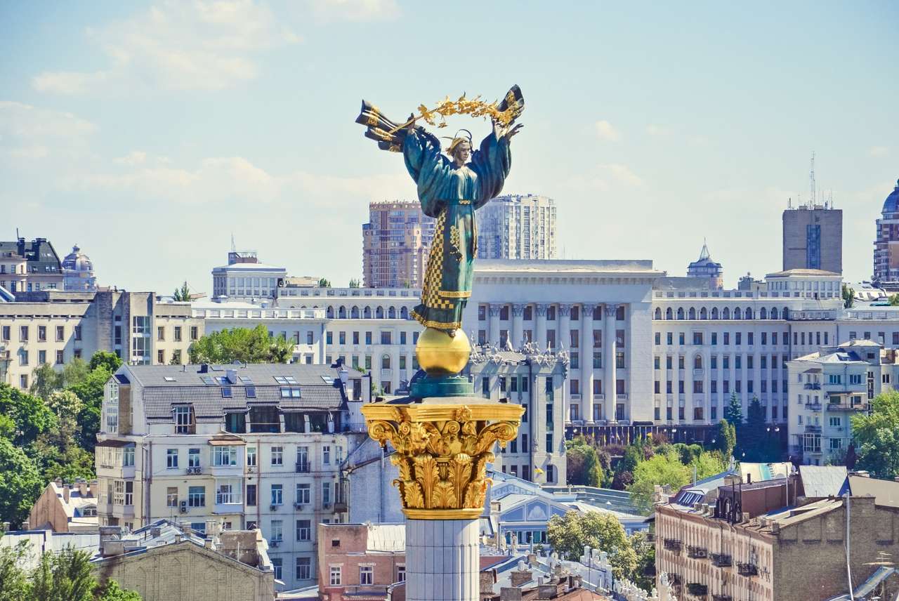 Kiev e o Monumento da Independência quebra-cabeças online
