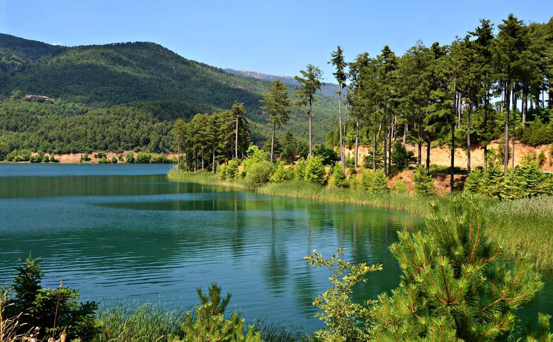 Jezero Doxa v Korintu v Řecku online puzzle