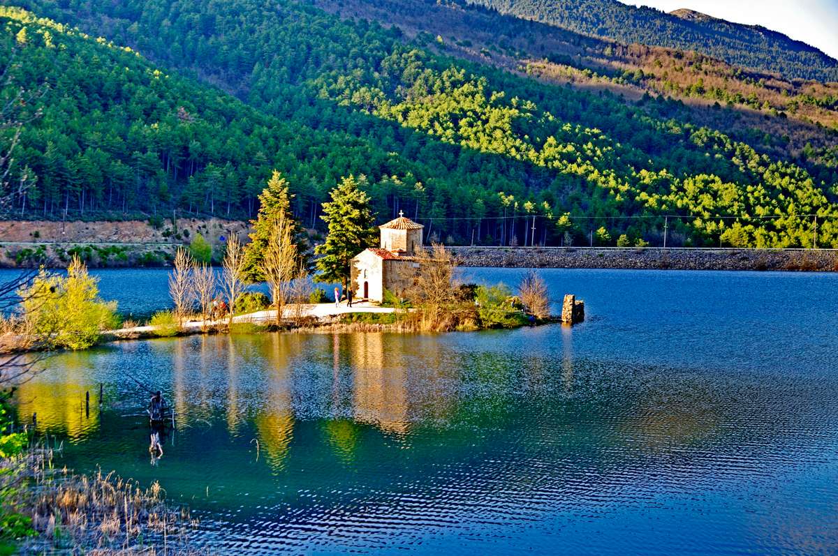 Lac Doxa à Corinthe Grèce puzzle en ligne