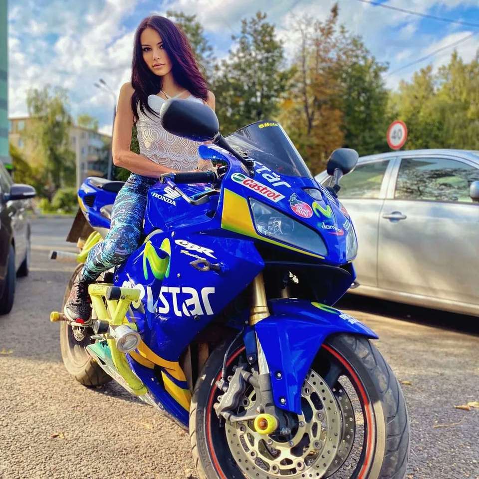 ung flicka rider sin motorcykel pussel på nätet