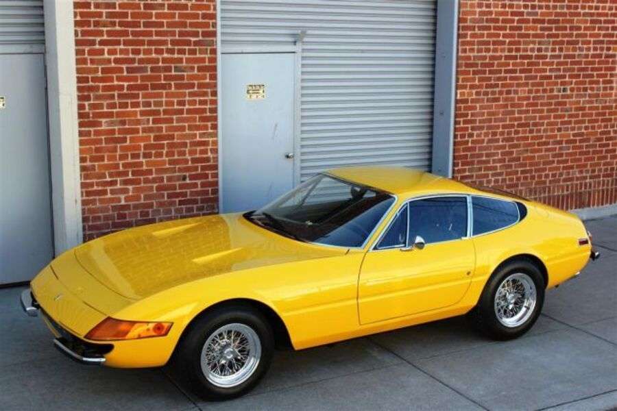 Автомобіль Ferrari 365 GTB - 4 рік 1973 року онлайн пазл