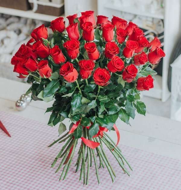 egy nagy csokor vörös rózsa kirakós online