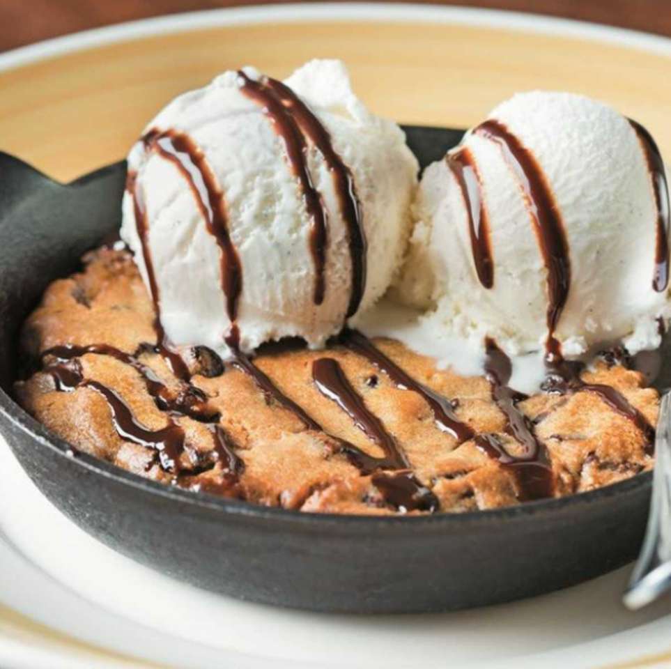 Запеченная сковорода для печенья с шоколадной крошкой пазл онлайн