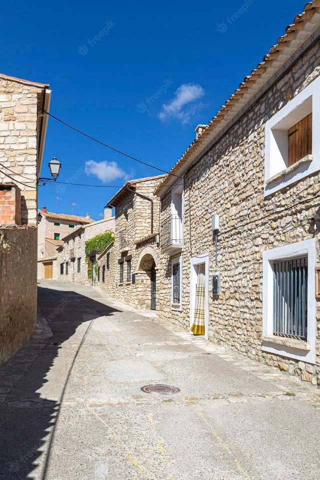 Case de piatră pe o stradă îngustă puzzle online