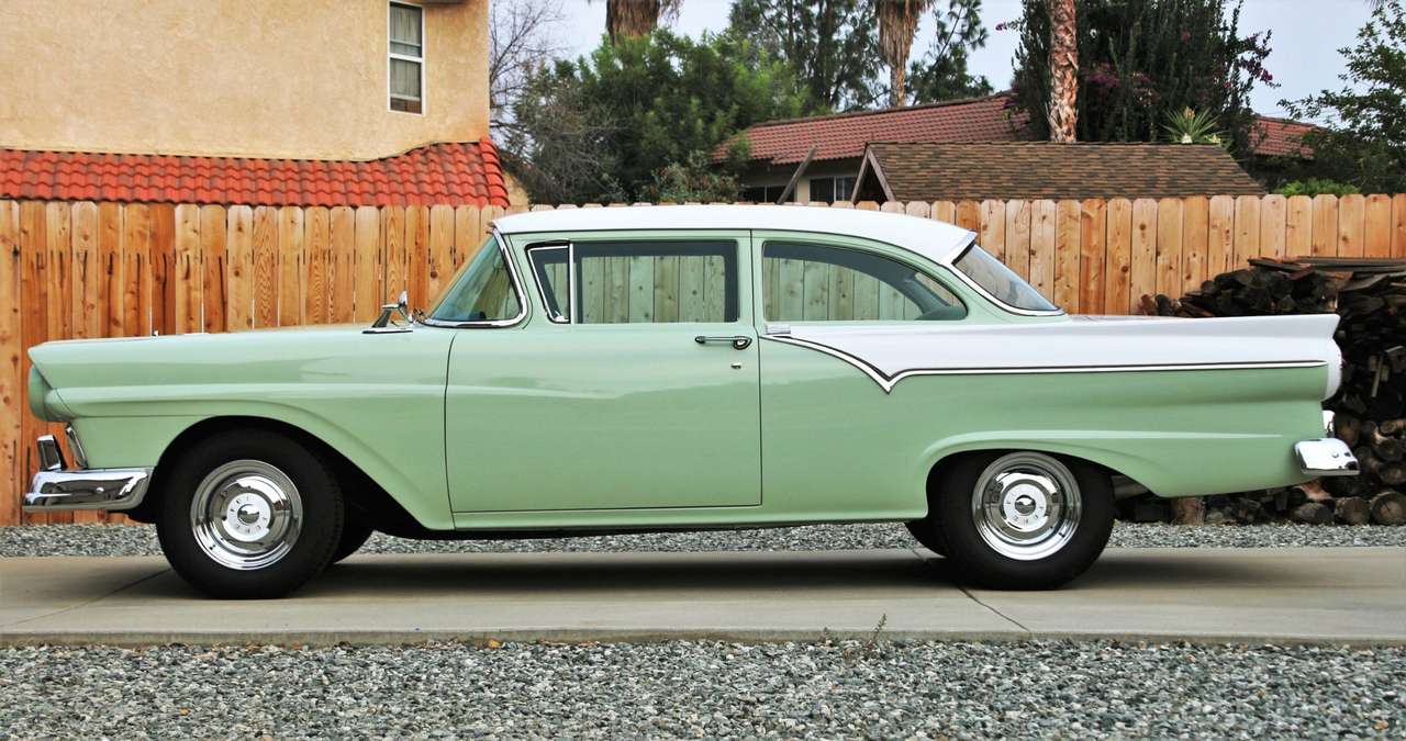 1957 Ford Fairlane pussel på nätet