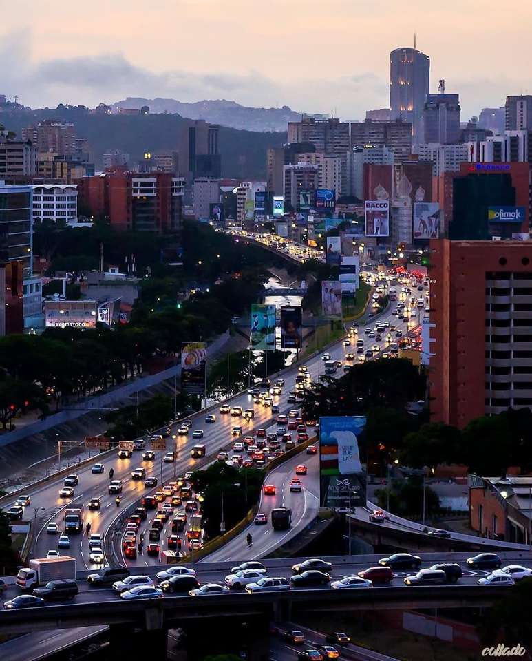 Straßen von Caracas bei Sonnenuntergang Online-Puzzle