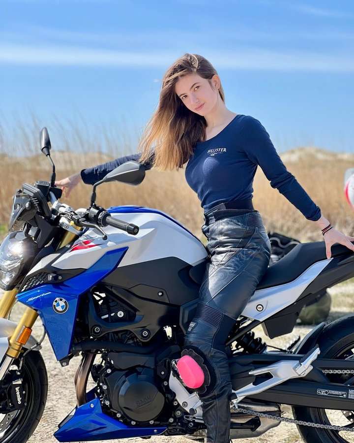 frumoasă tânără motociclistă puzzle online