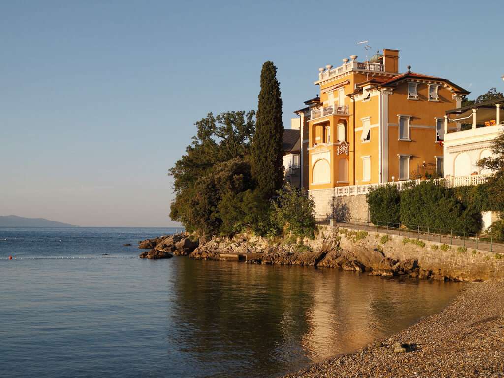 De kust van de Adriatische Zee in Opatya legpuzzel online