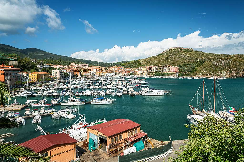 Залив Портофино с моторни лодки онлайн пъзел