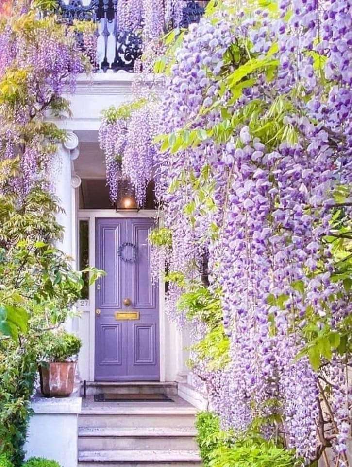 дверь дома в цветах онлайн-пазл