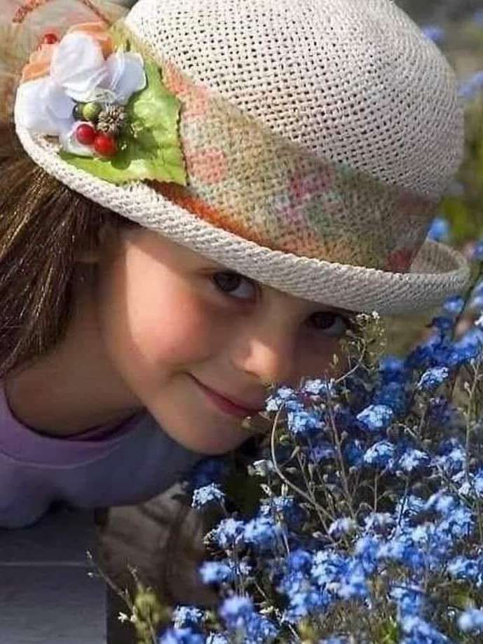 κορίτσι σε ένα καπέλο με λουλούδια παζλ online