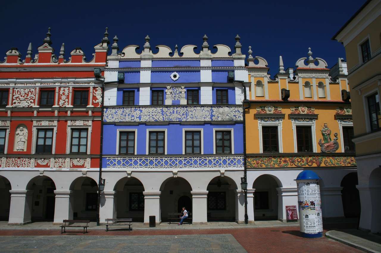 Zamosc. Πλατεία αγοράς, πολύχρωμες πολυκατοικίες. online παζλ