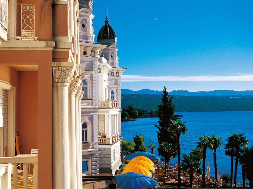 Vista do hotel no Mar Adriático em Opatija quebra-cabeças online