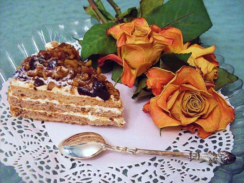 νόστιμο κέικ με μερικά τριαντάφυλλα παζλ online