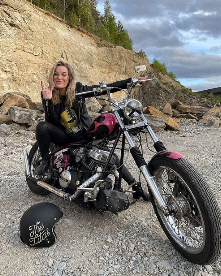 krásná dívka na motorce skládačky online