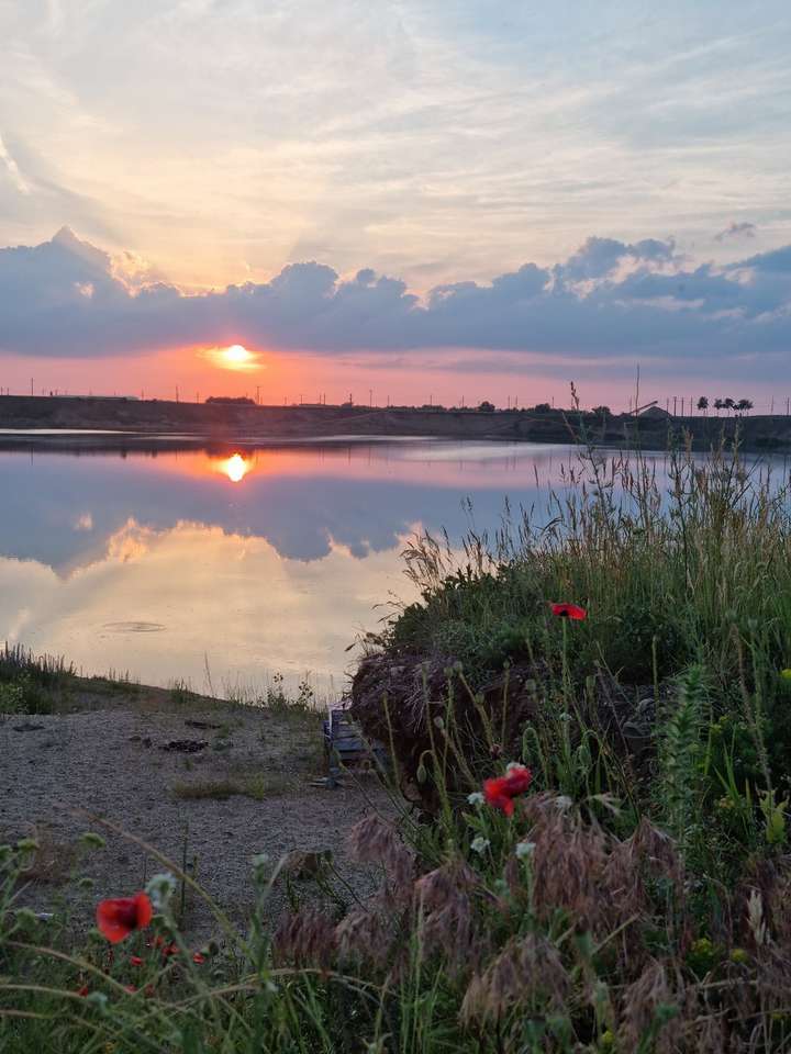 Západ slunce na jezeře Ghioroc, Rumunsko online puzzle