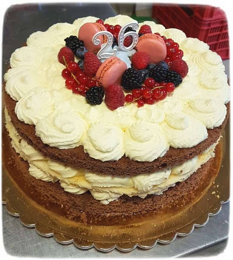 Торта с бита сметана и плодове онлайн пъзел
