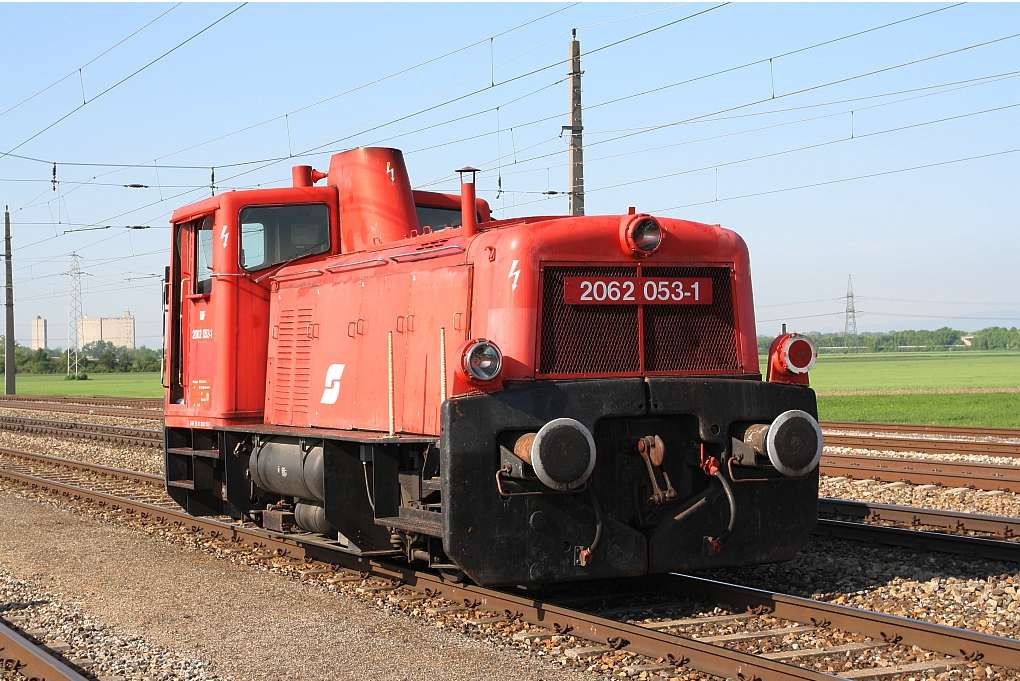Krásná stará dieselová lokomotiva 2062 online puzzle