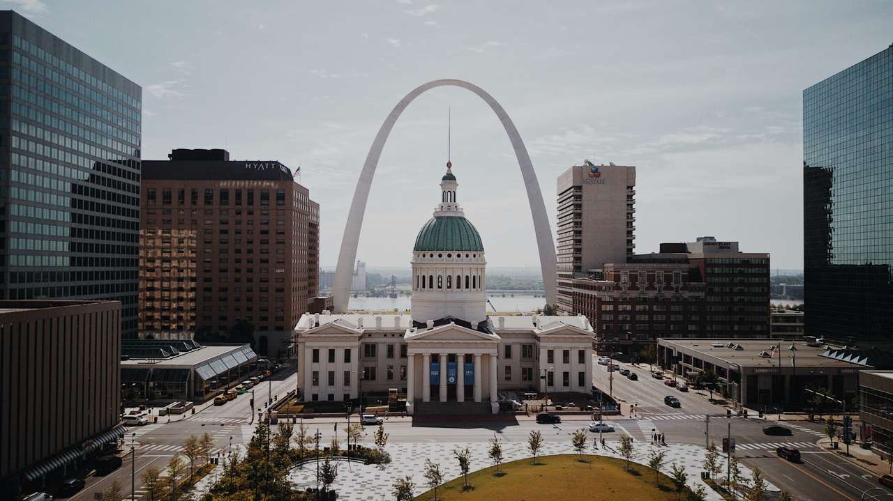 Old Courthouse and the Gateway Arch, St. Louis online puzzle