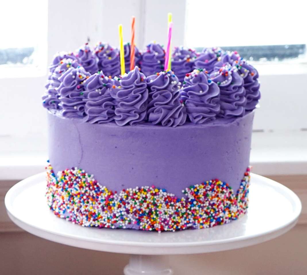 Gâteau d'anniversaire saupoudré de confettis puzzle en ligne