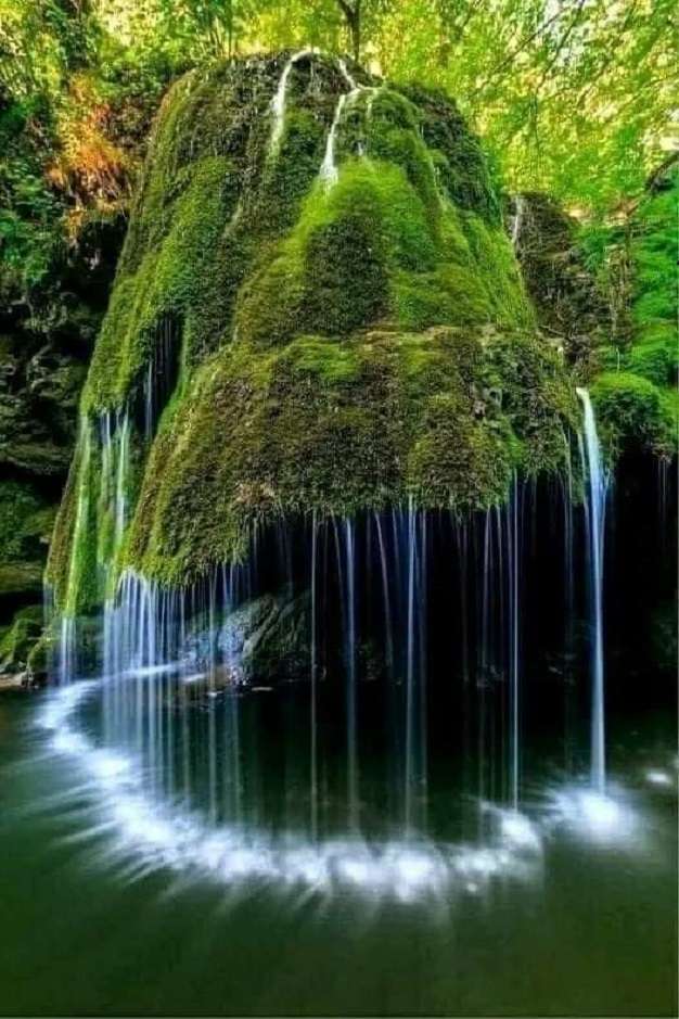 Vackert vattenfall pussel på nätet