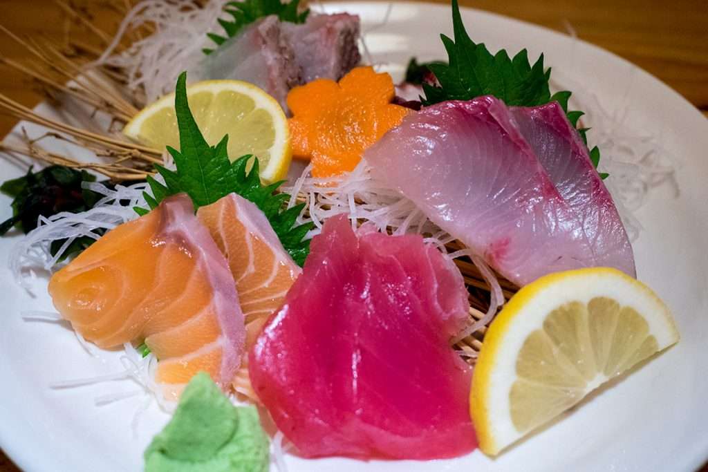 Πιάτο ψαριών σε ένα πιάτο online παζλ