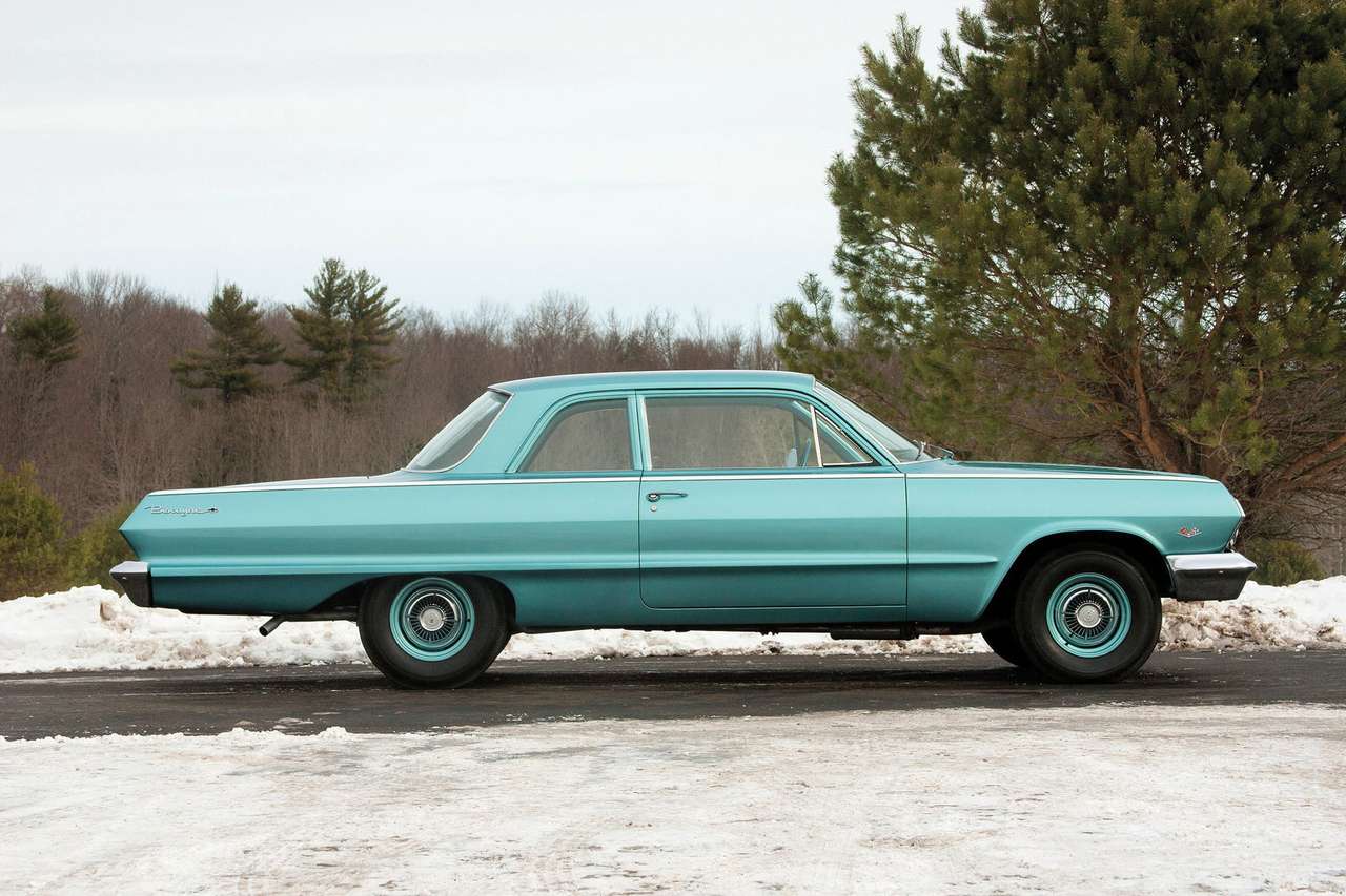 2-дверний седан Chevrolet Biscayne 1963 року випуску онлайн пазл