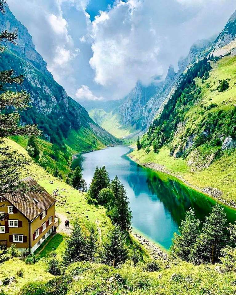 Швейцарско езеро в планината онлайн пъзел