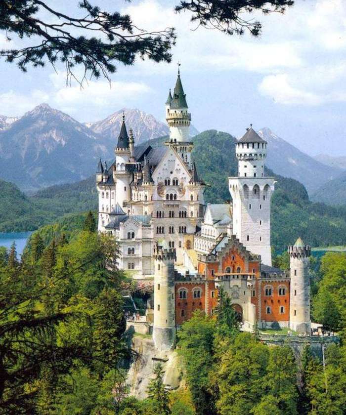 Schloss Neuschwanstein auf einem steilen Hügel in Bayern Puzzlespiel online