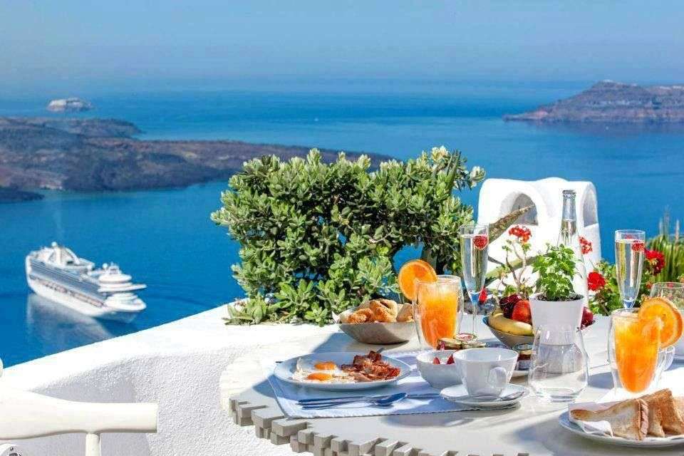 Vista al mar mientras cena en Grecia rompecabezas en línea