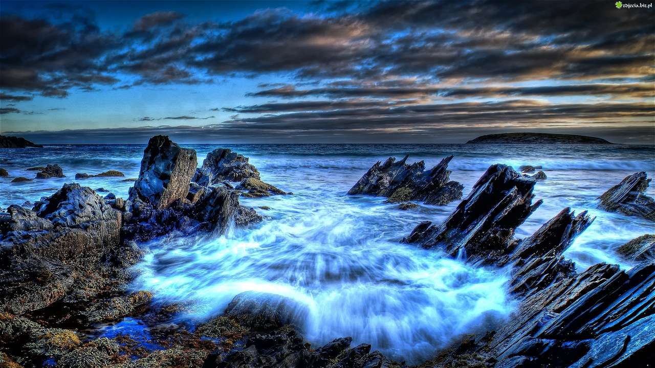 Rocks and pissed off waves jigsaw puzzle online