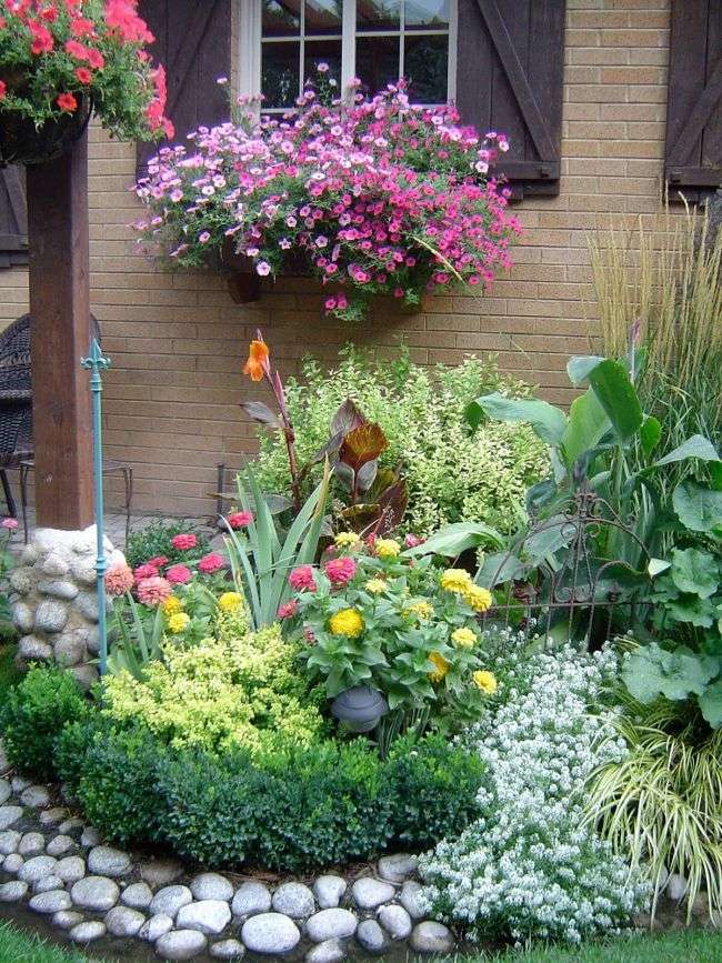 Λουλούδια μπροστά από το σπίτι παζλ online