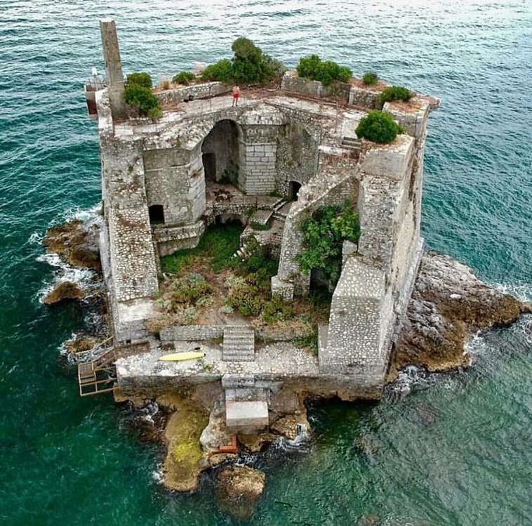 Uma ilha solitária puzzle online