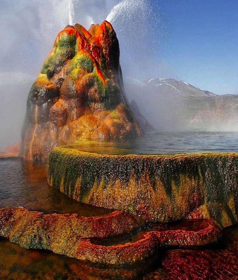 Un miracle de la nature - une fontaine rocheuse puzzle en ligne