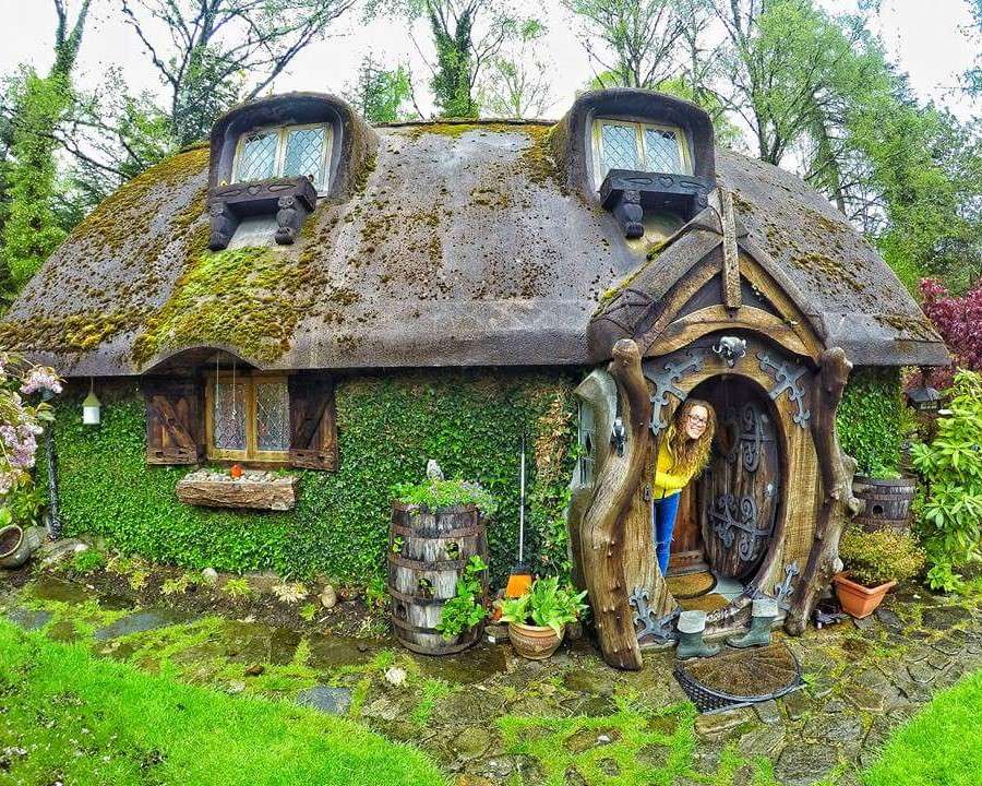 La casa dello Hobbit nella regione di Waikato. Nuova Zelanda puzzle online