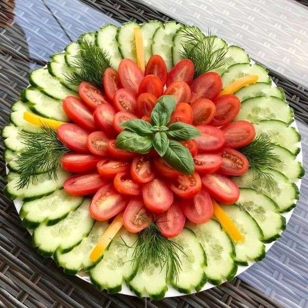 Verduras en rodajas en un plato rompecabezas en línea
