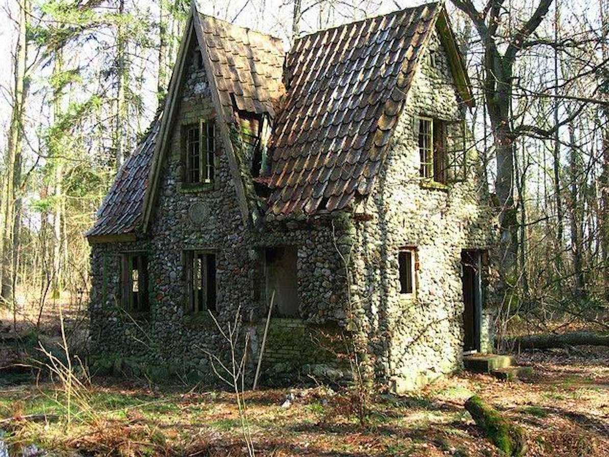 Uma casa triste, velha e abandonada na floresta quebra-cabeças online