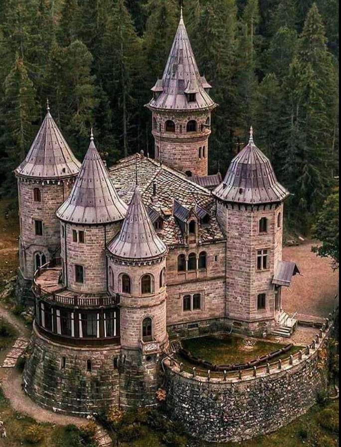 Un hermoso castillo rodeado de bosque. rompecabezas en línea