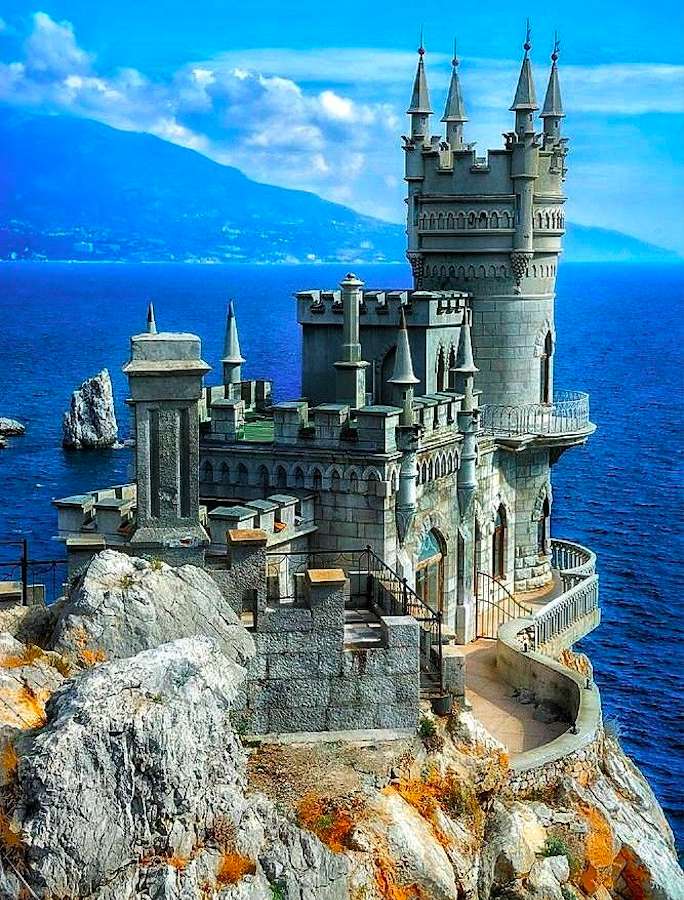 Castle on the rock, Crimea online puzzle