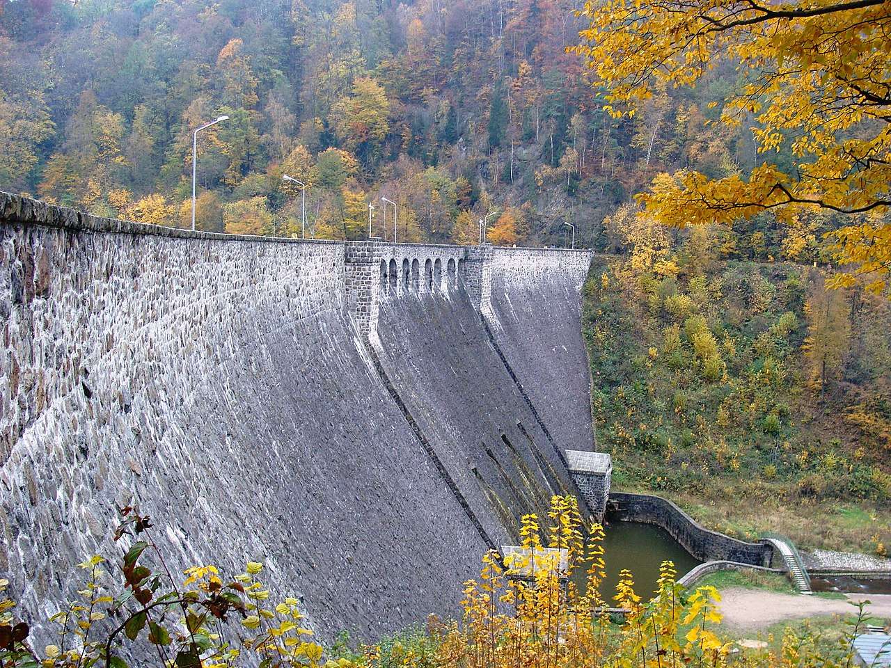 Zagórze Śląskie - un barrage sur le lac Bystrzyckie puzzle en ligne