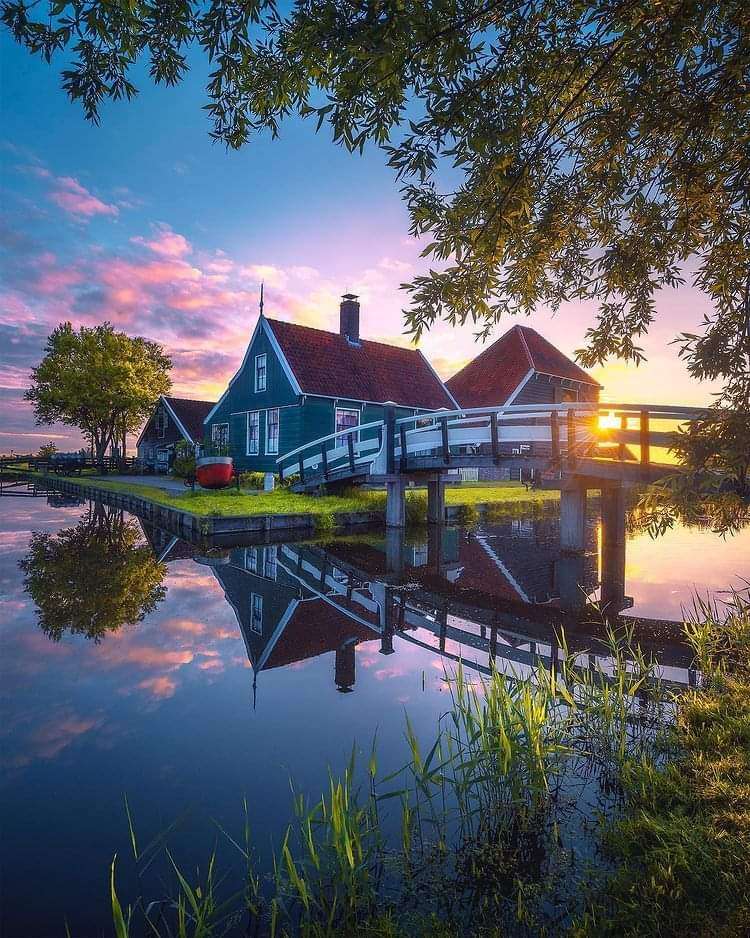 O casă lângă lac puzzle online