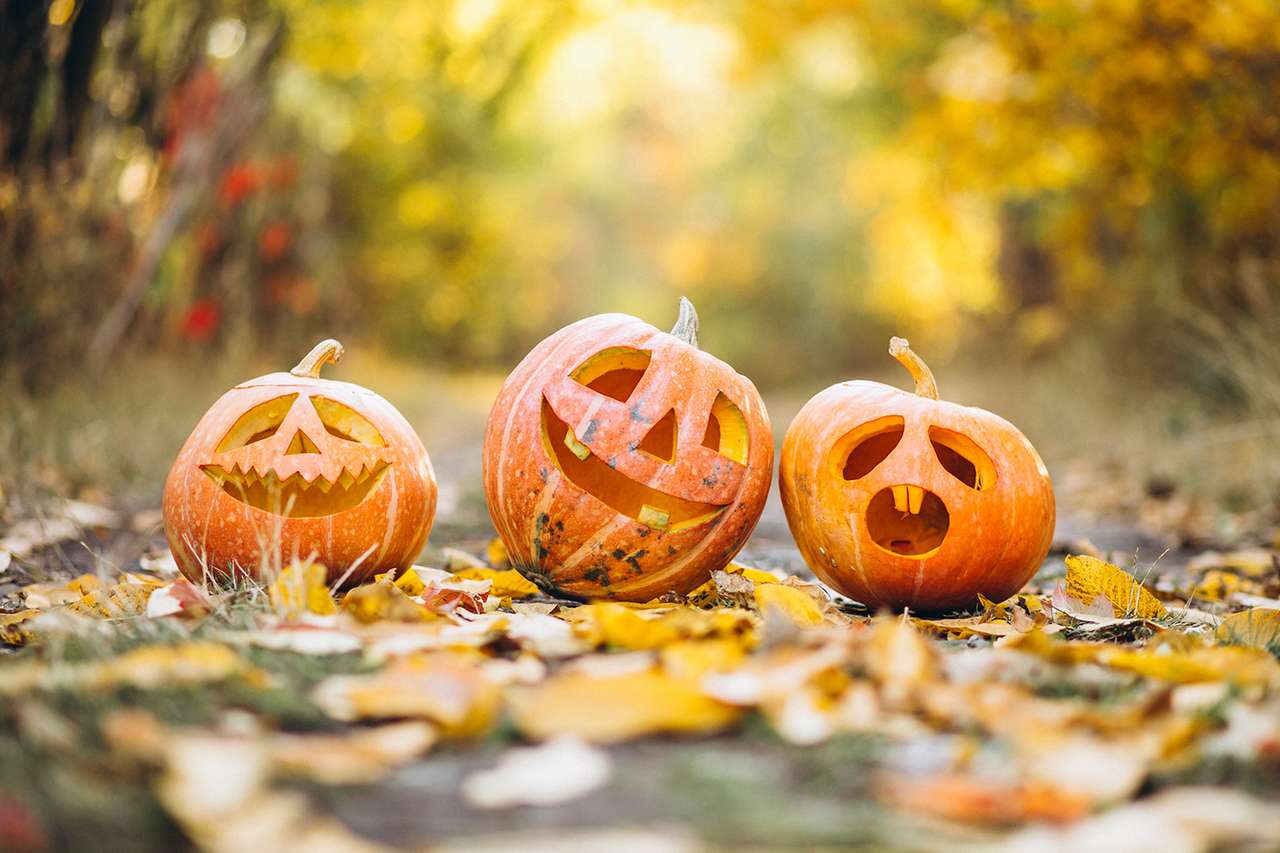 três abóboras fofas de halloween puzzle online