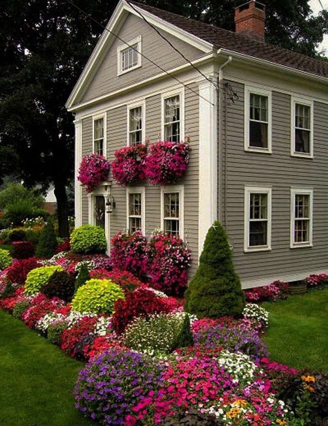 Velký dům a květinové záhony skládačky online