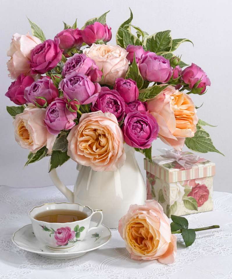 Букет цветя с подаръци онлайн пъзел