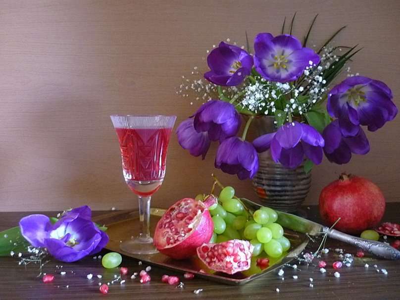 Květiny, hrozny z granátového jablka a sklenka vína skládačky online