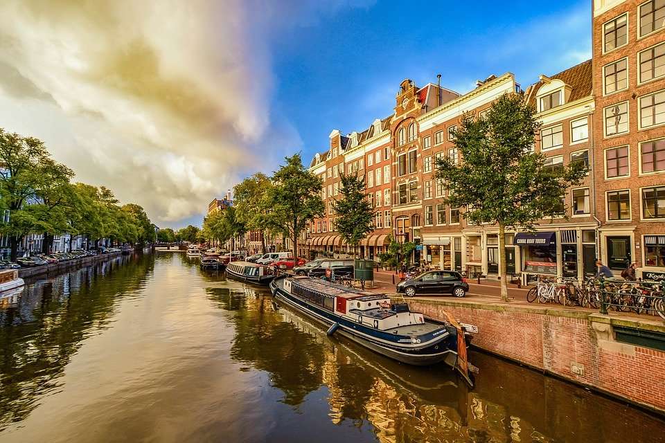 Туристическа лодка в Амстердам онлайн пъзел